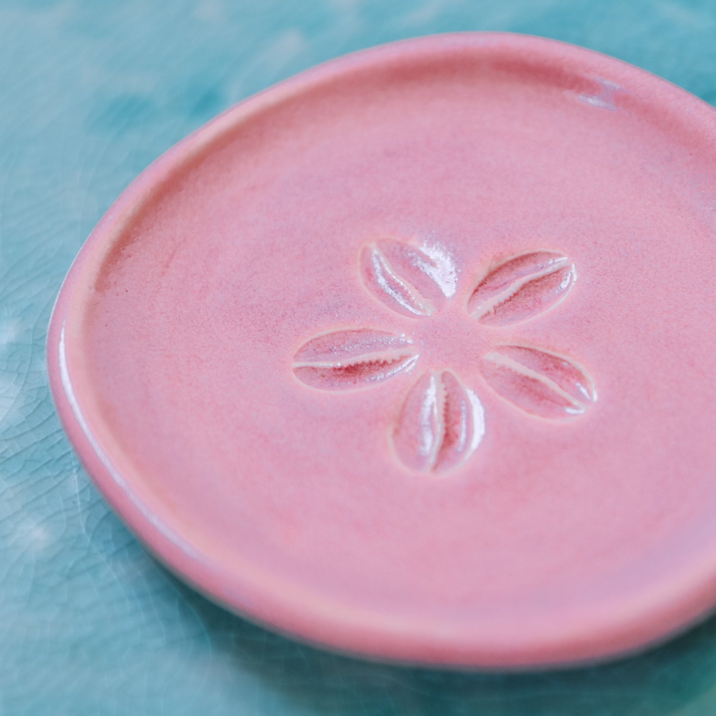 Cowrie Flower Small Dish | Berry