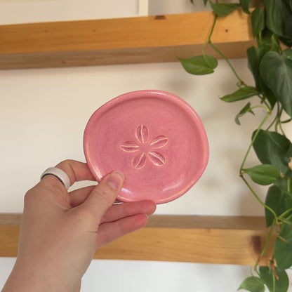 Cowrie Flower Small Dish | Berry